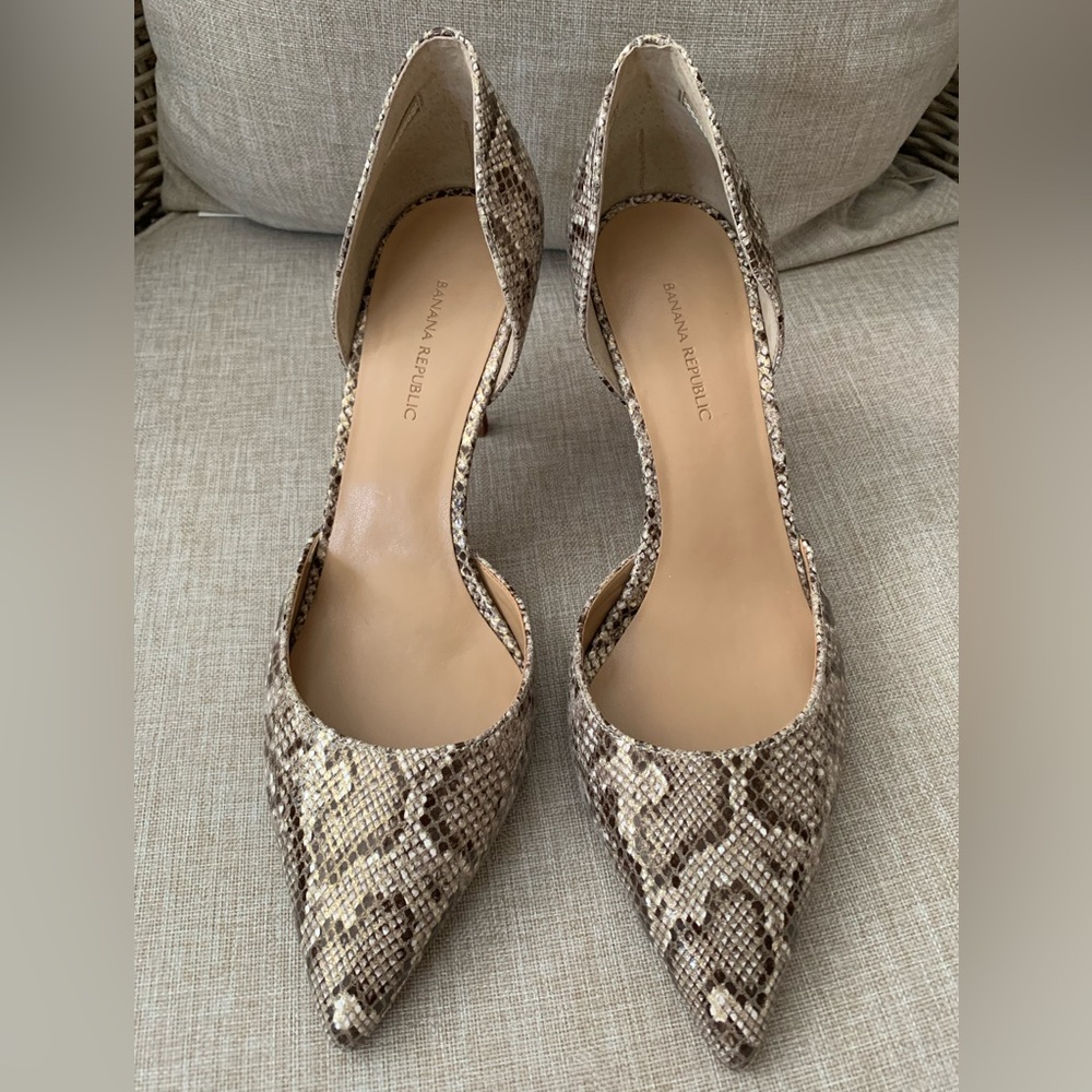 NWT Banana Republic Pumps Snake Embossed Brown Stacked 3.5in Heel Pointy Toe 9.5